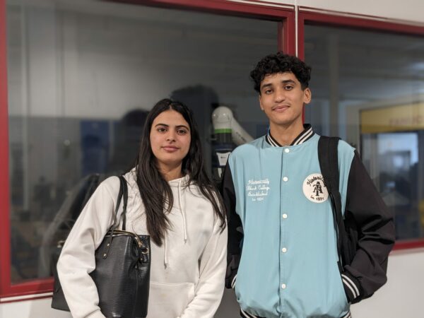 Aya et Abdeljalil dans les couloirs du GEII