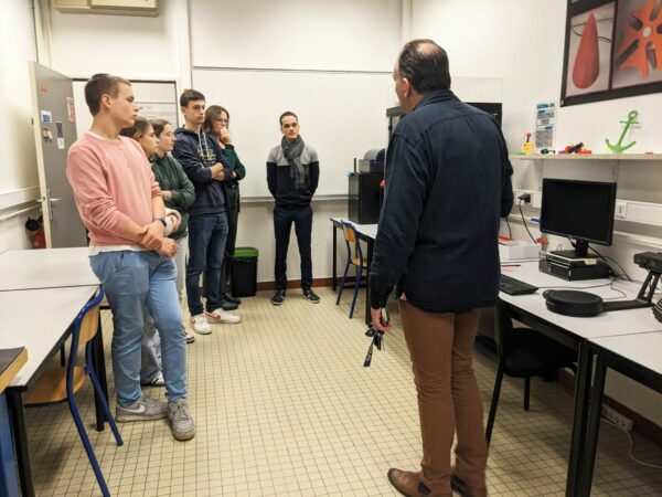 Quelques étudiants dans la salle de fabrication additive